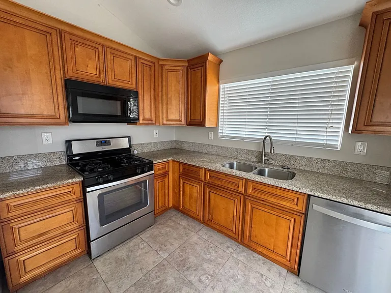 11806 Carlisle Ct — Photo 3