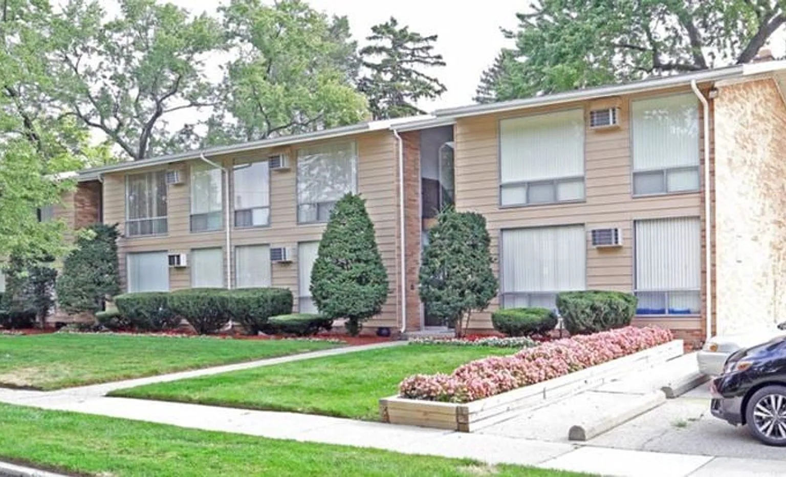 Lincoln Apartments — Photo 1