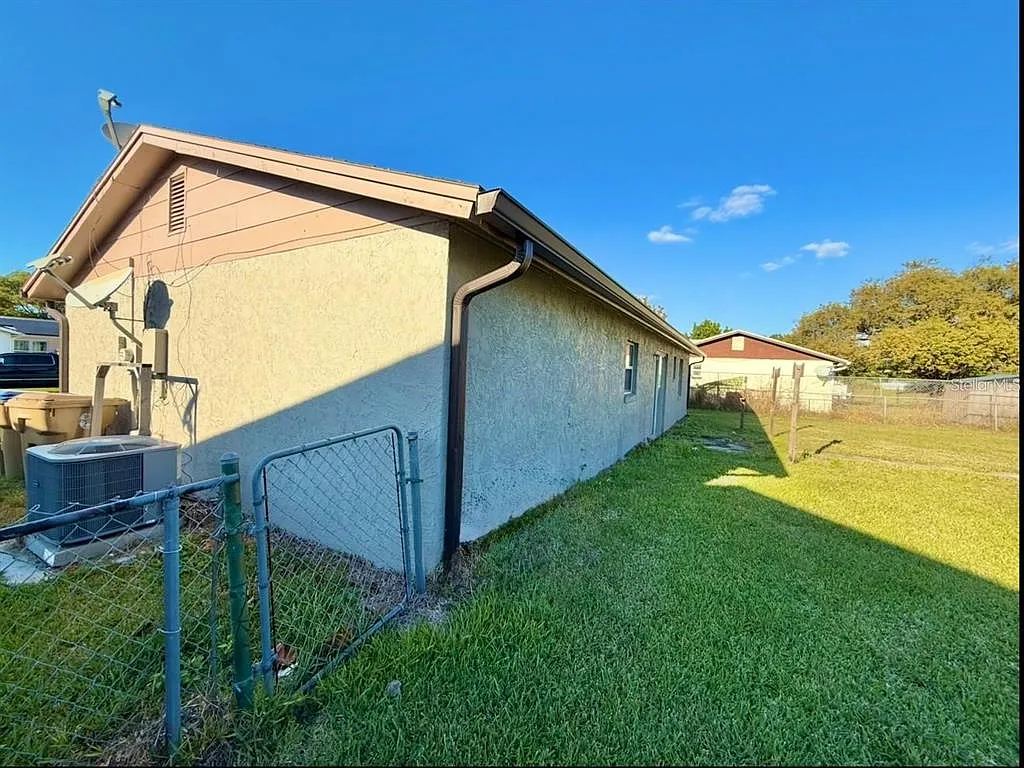 3 bed, 2.0 bath, 1090 sqft, $2,000 — Photo 4