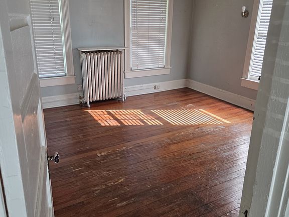 5th image of 610 Prince Edward St