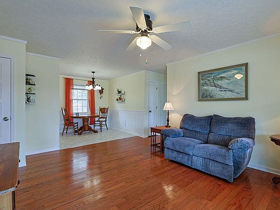 3rd image of 525 Sims Dr.