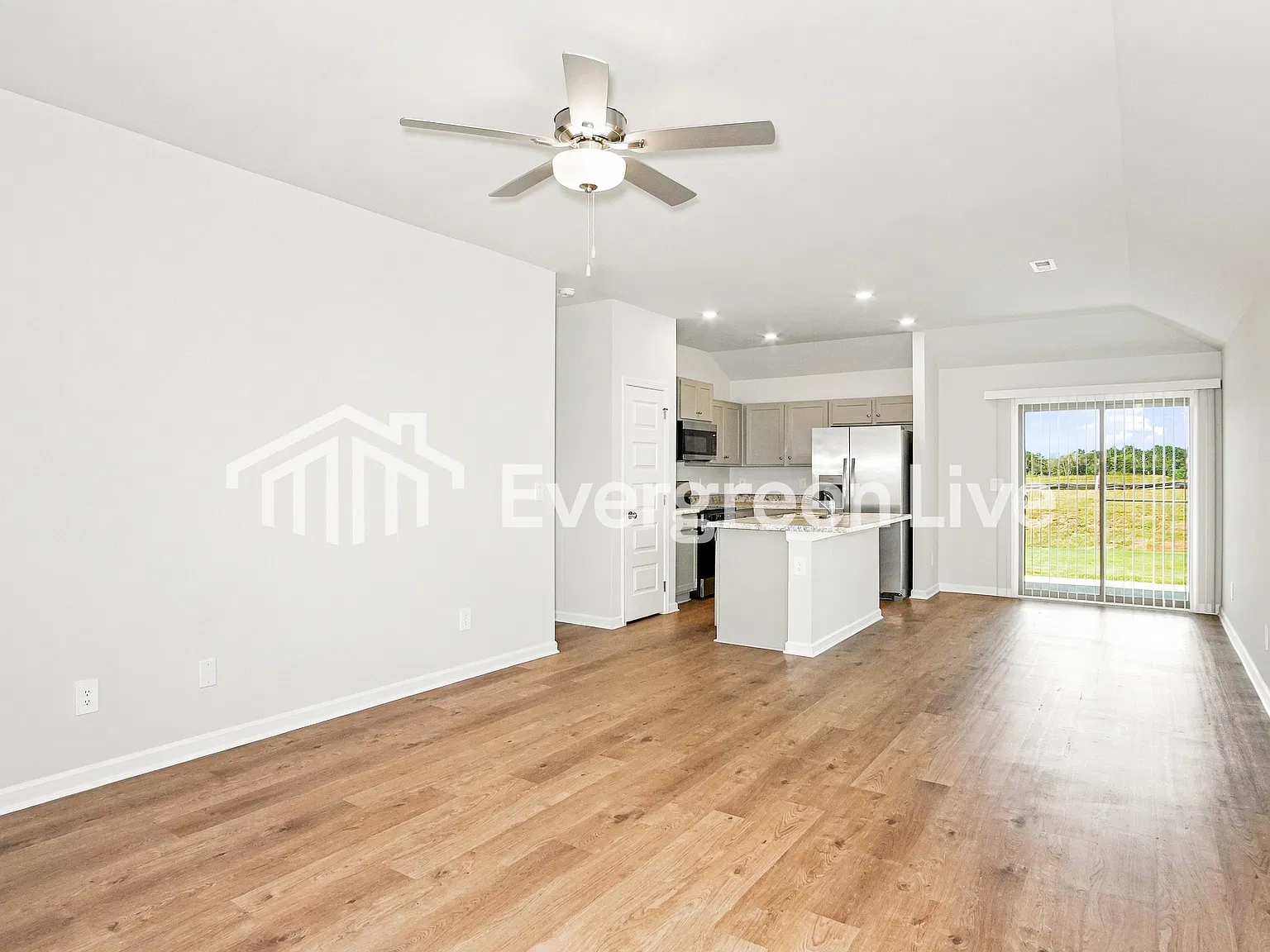 3 bed, 2.0 bath, 1248 sqft, $1,420 — Photo 2