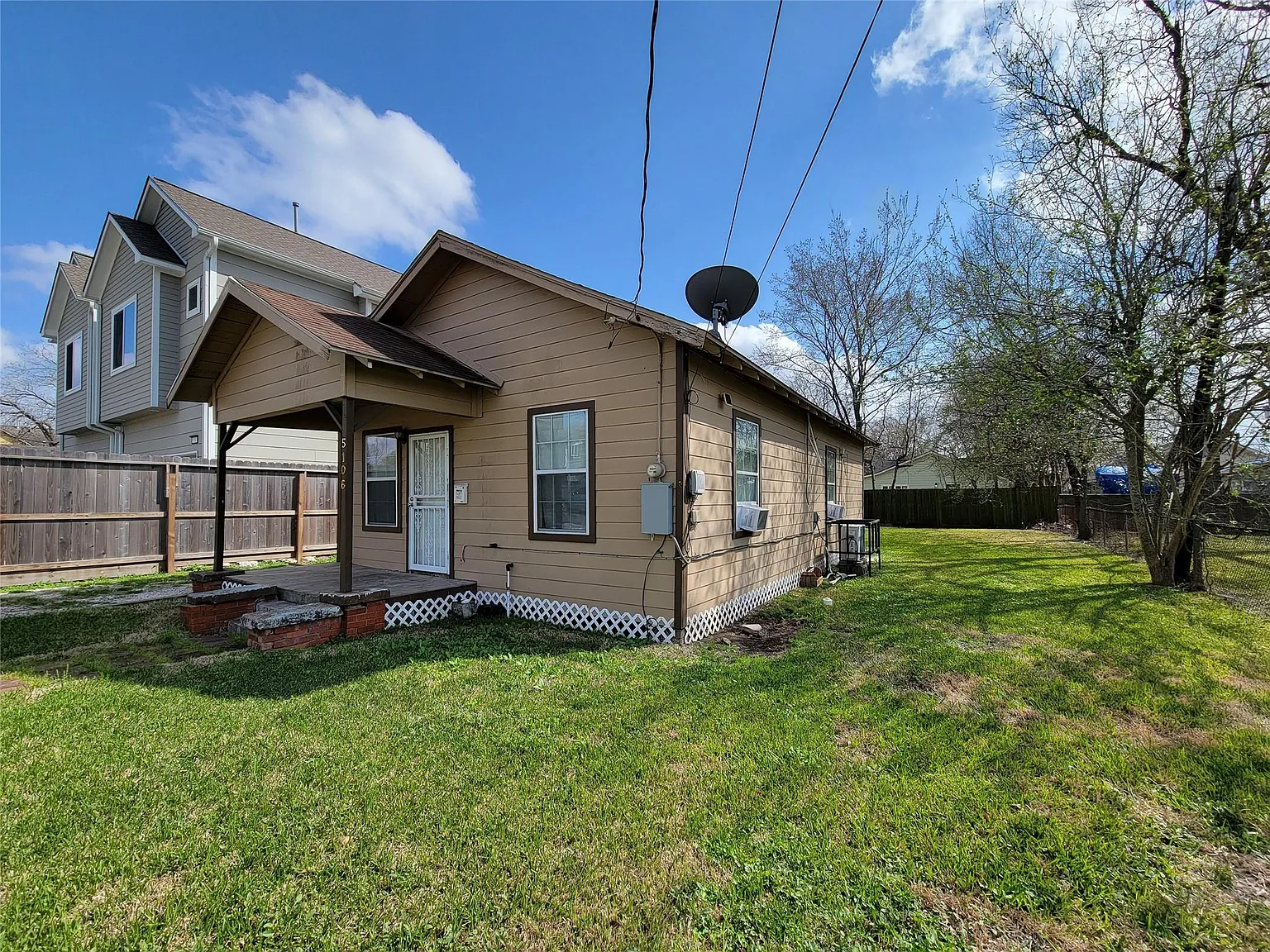 2 bed, 1.0 bath, 851 sqft, $1,300 — Photo 2