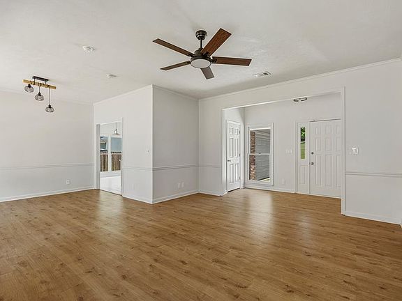 3rd image of 1187 Cloverdale Rd