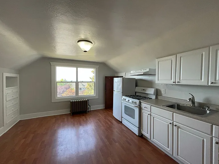 Clark Mansion- 11 Unit — Photo 5