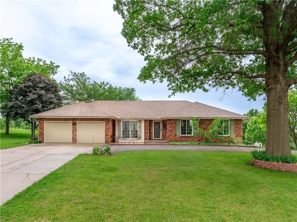 5901 NE Palomino Dr, Saint Joseph, MO 64505