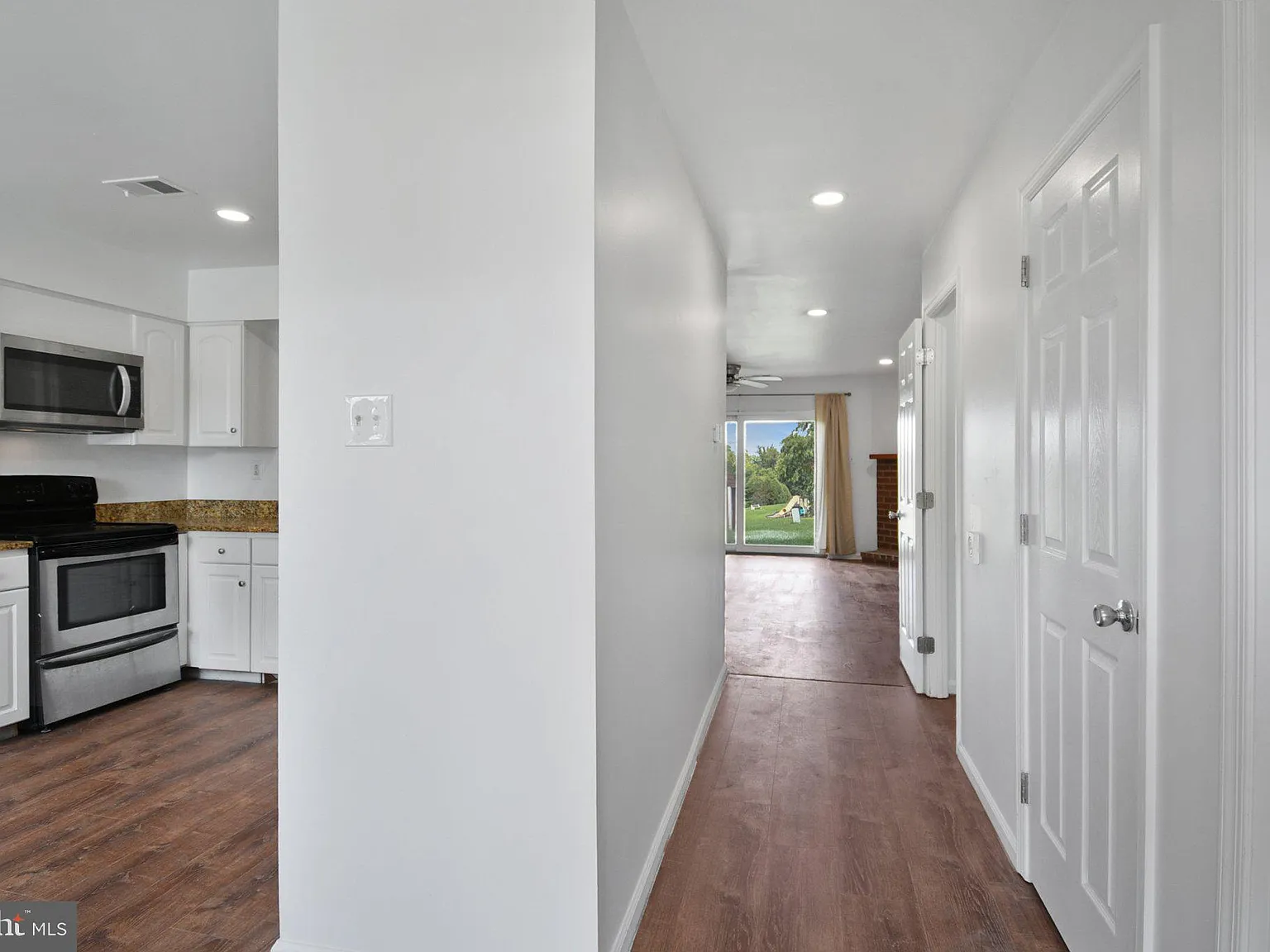 2 bed, 2.5 bath, 1760 sqft, $2,395 — Photo 3