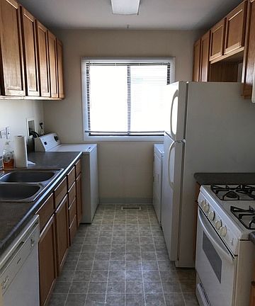 5th image of 29W519 Winchester Cir N Unit 4