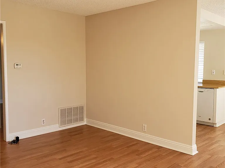 1505 S Raitt St — Photo 7