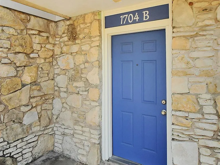 1704 E M Franklin Ave #B — Photo 2