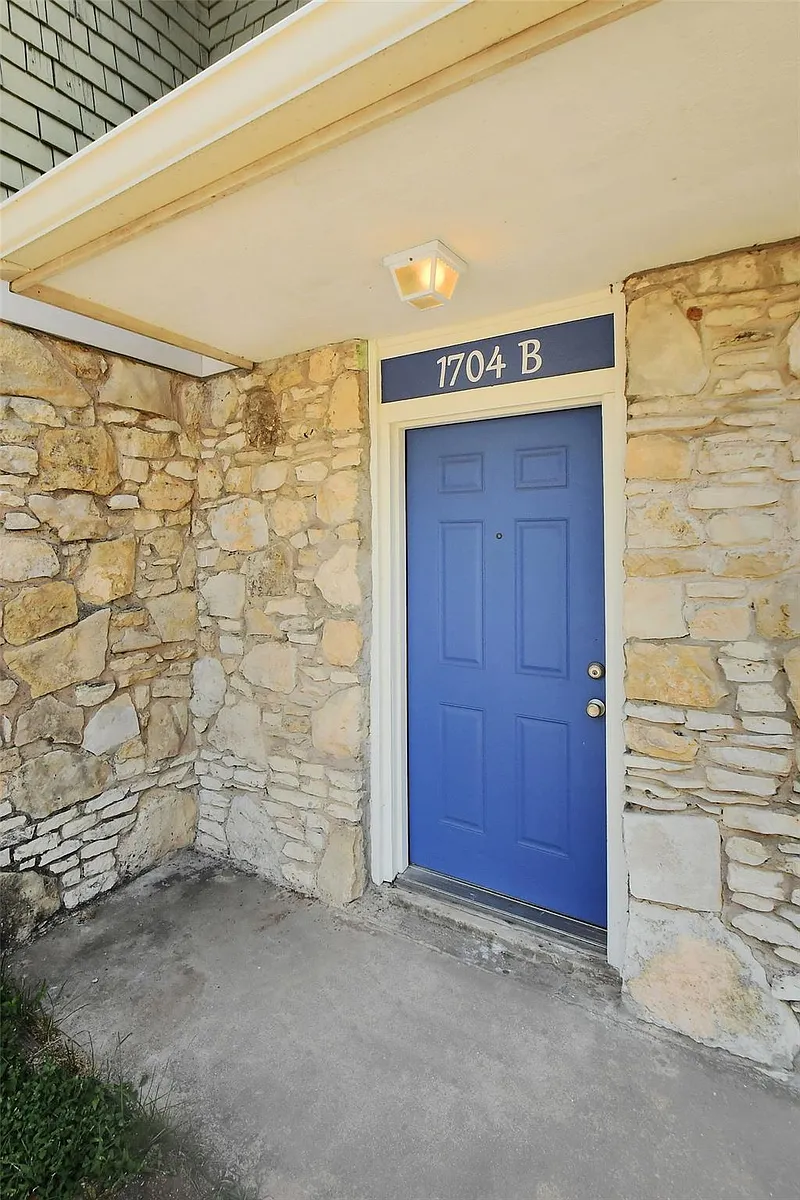 Building Photo - 1704 E M Franklin Ave #B