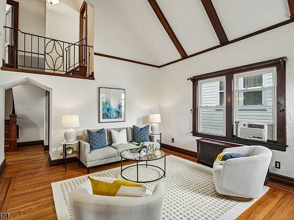 5th image of 128 Stevens Pl