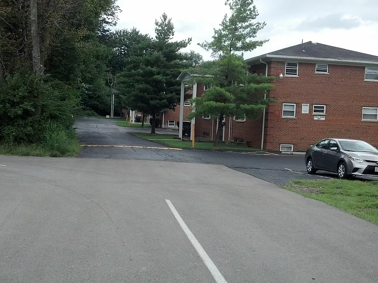 OHIO PIKE TERRACE APPARTMENTS — Photo 17