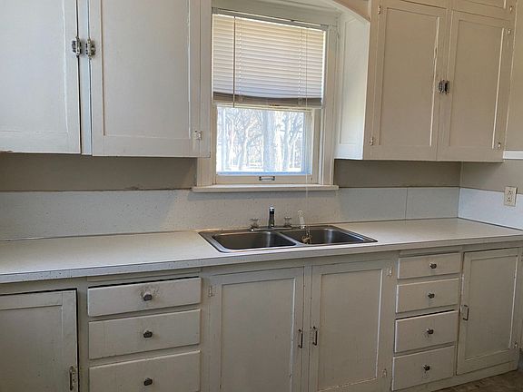 2nd image of 302 W Avenue C