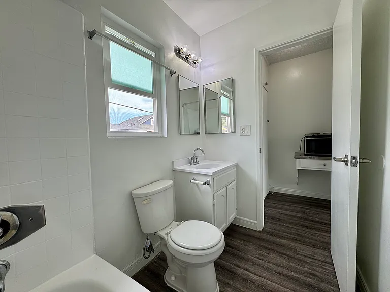 1230 W 29th St #8 — Photo 4