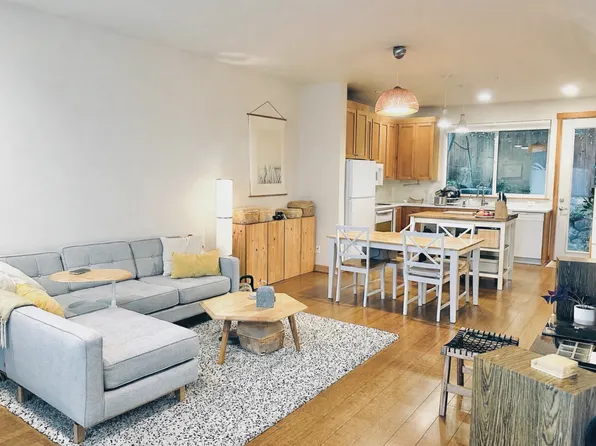 965 Curtis Loop NE, Bainbridge Island, WA 98110