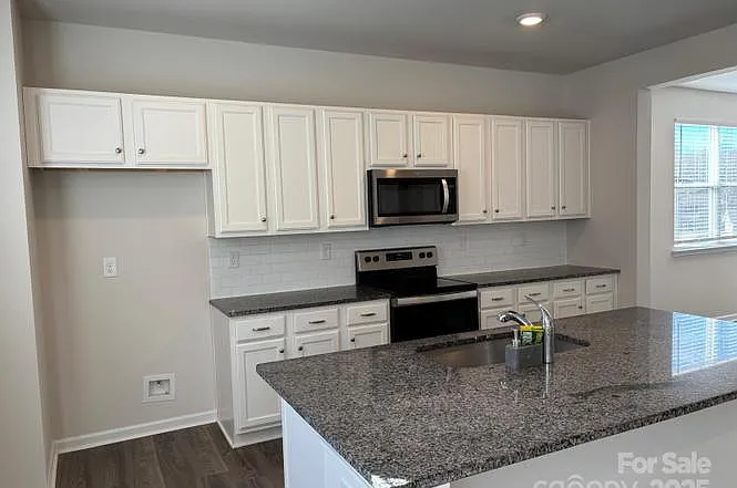 Building Photo - 7121 Maple Run Cir