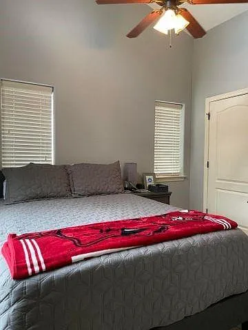 922 W 15th St — Photo 5
