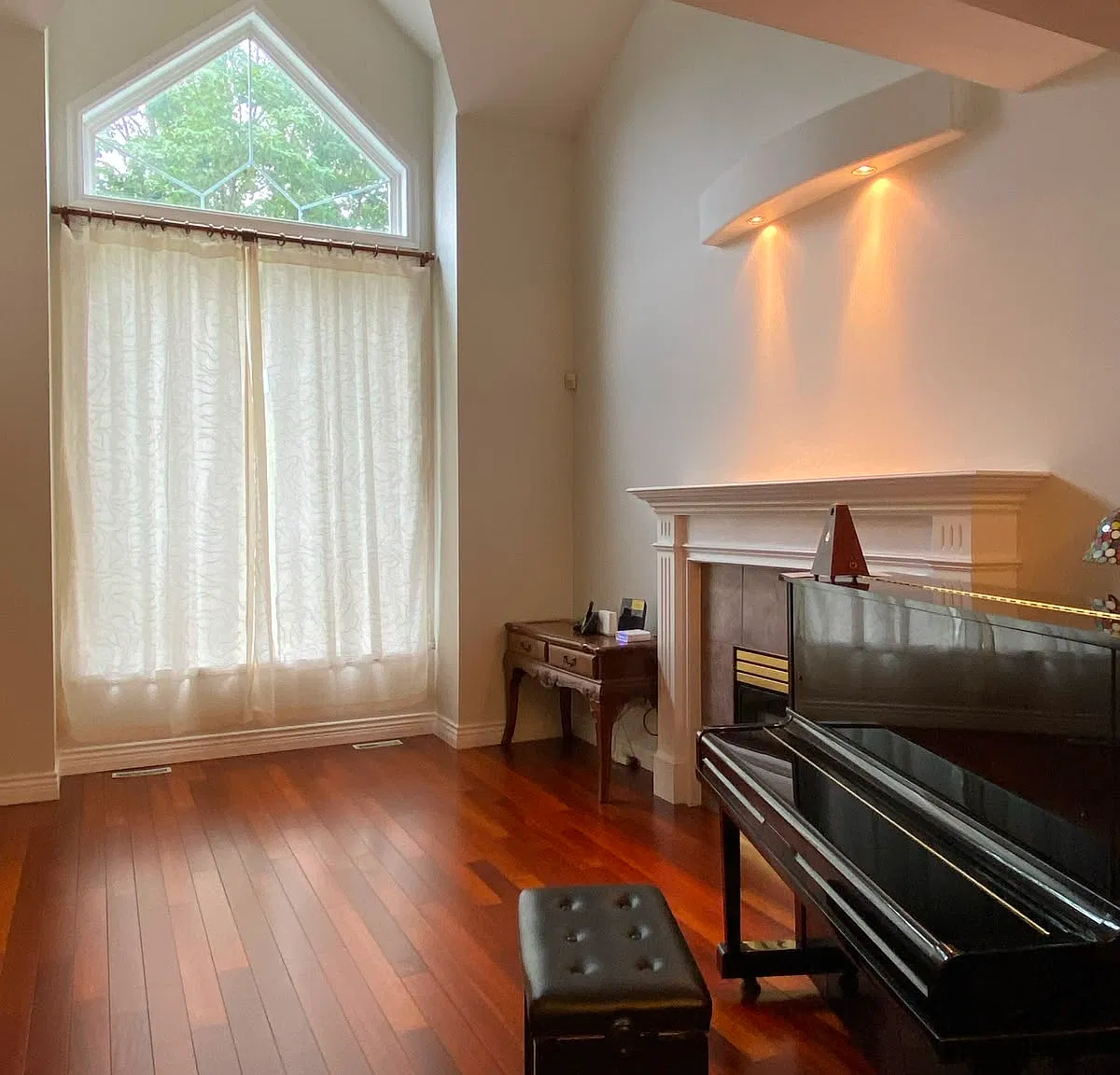 4 bed, 2.5 bath, 2800 sqft, $3,600 — Photo 2