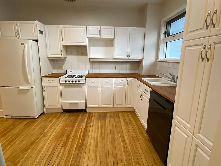 130 Home St — Photo 2