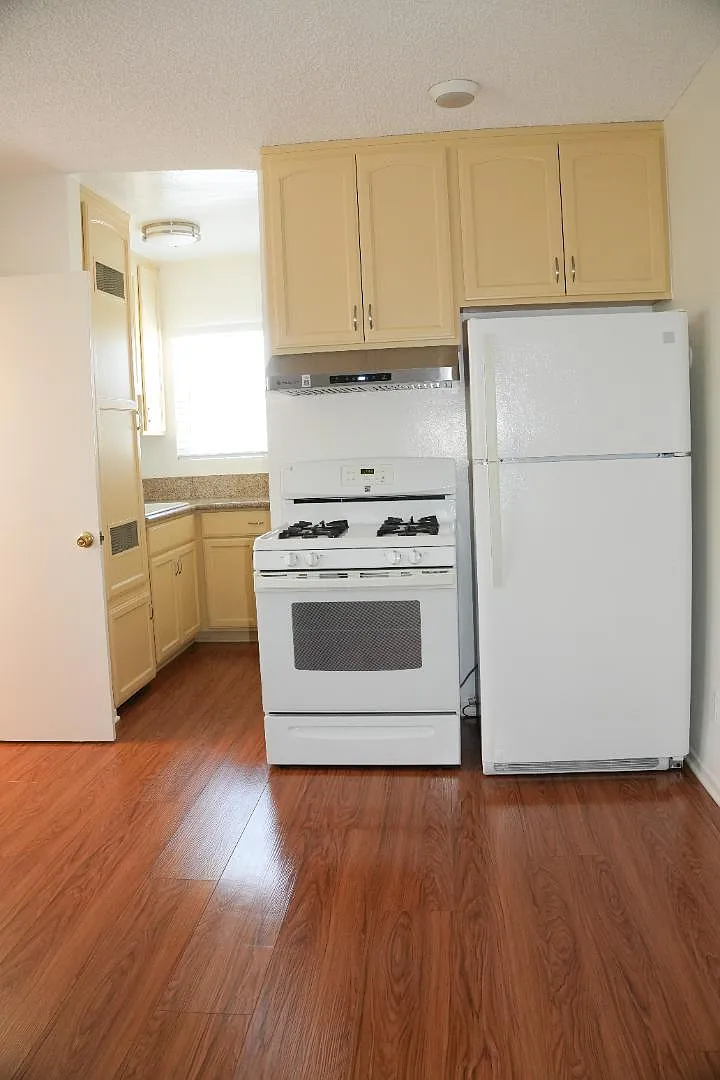 2707 Pomeroy Ave - Unit 5 — Photo 3