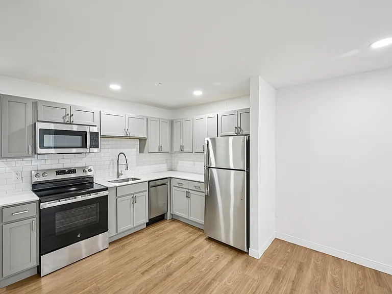 Hamilton Apartments — Photo 18