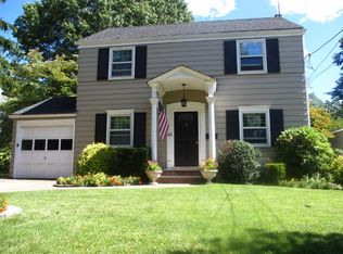 402 Chestnut St, Paramus, NJ 07652