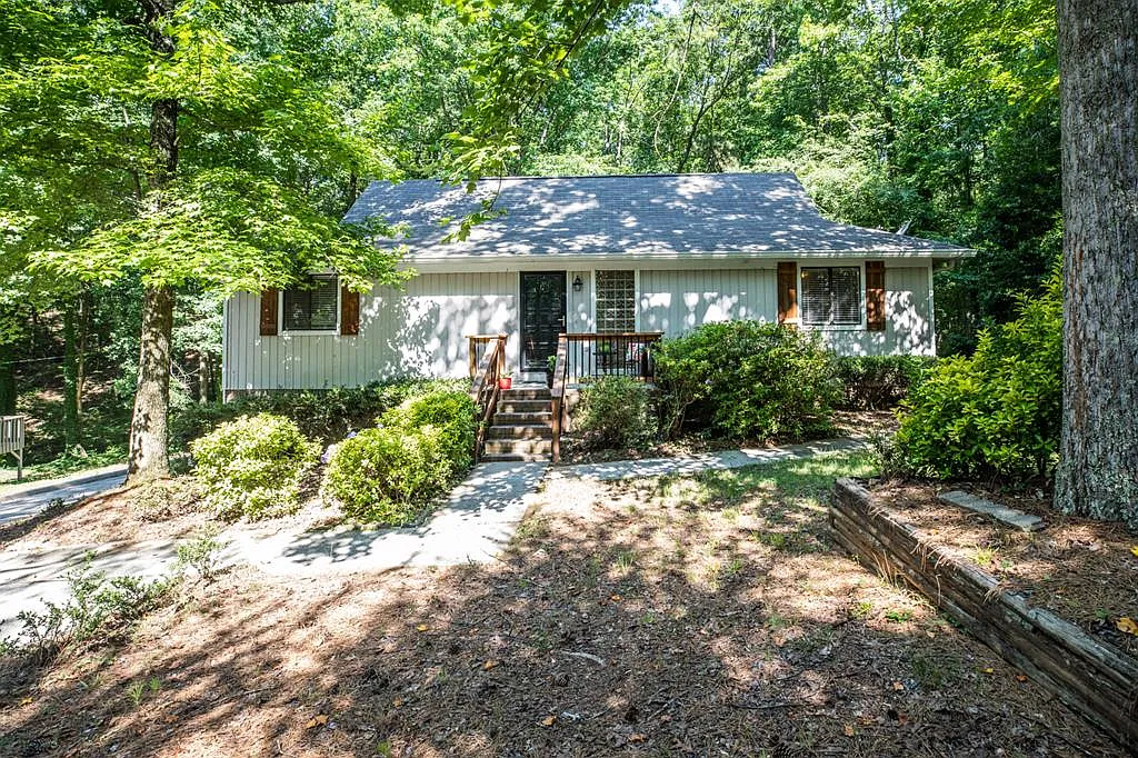 1381 Lakeview Pkwy photo 1