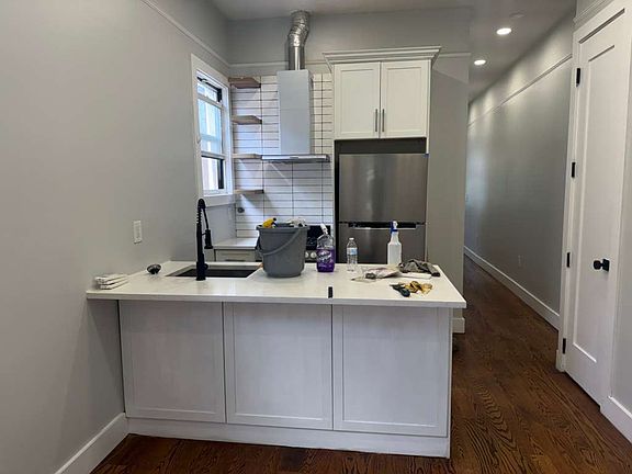 5th image of 112 Duncan Ave #3