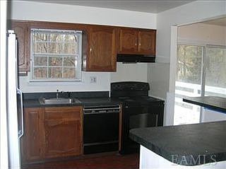 4th image of 25 Woodlake Dr