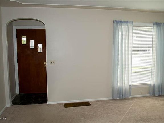4th image of 1829 Fremont Ave NW