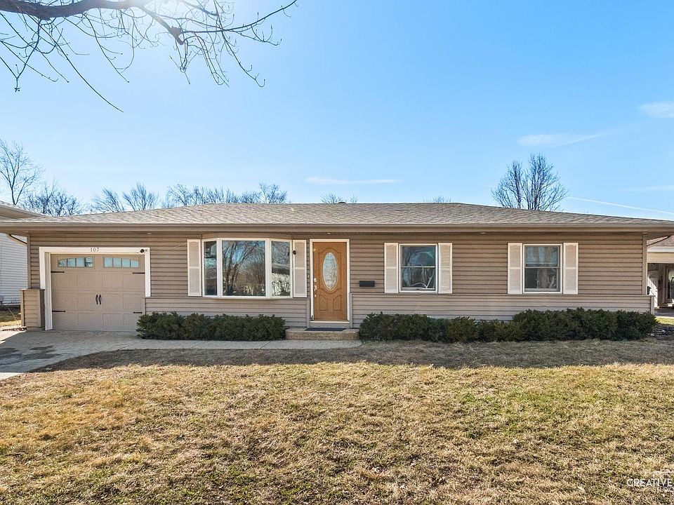 1st image of 107 W Streamwood Blvd