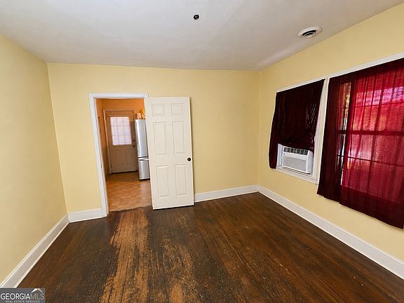 3rd image of 1915 Meadow Ln
