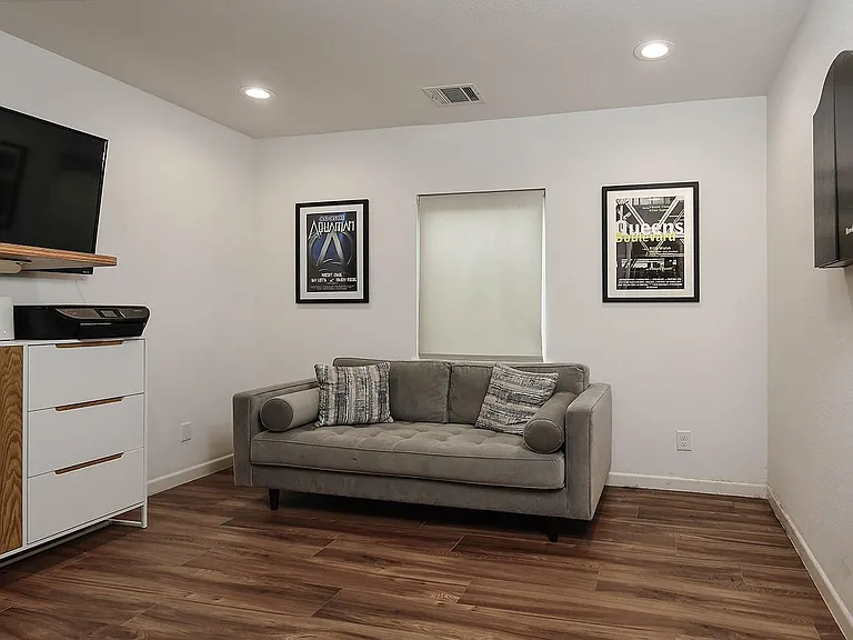 4007 Markham St — Photo 14