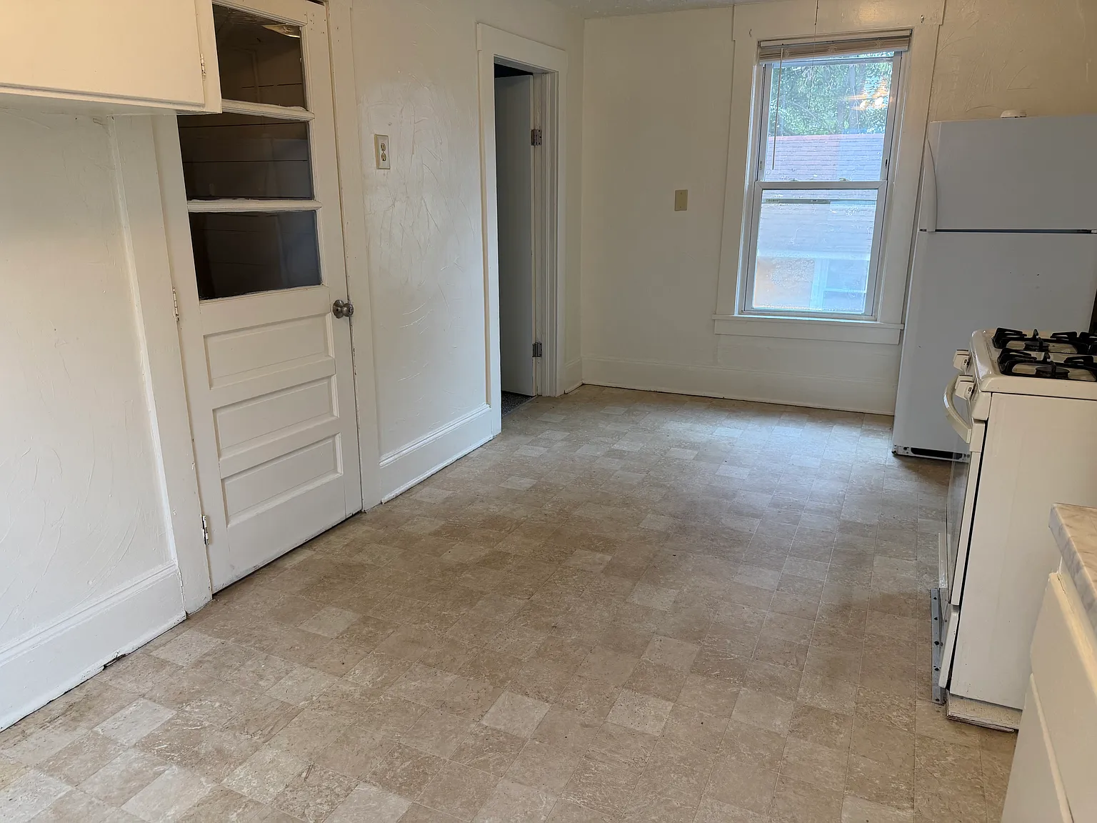 3 bed, $1,400 — Photo 4