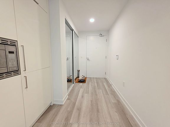 4th image of 230 Simcoe St #823