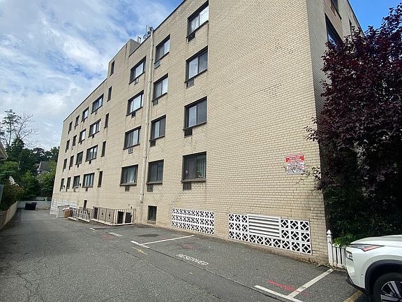 3rd image of 116 Irvington Ave APT 3F