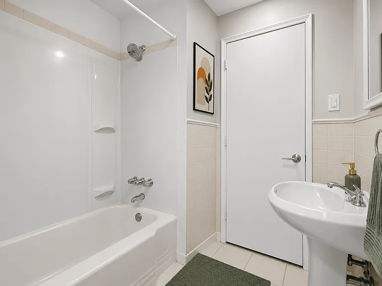 Oak Park Manor Apartments & Townhomes — Photo 31