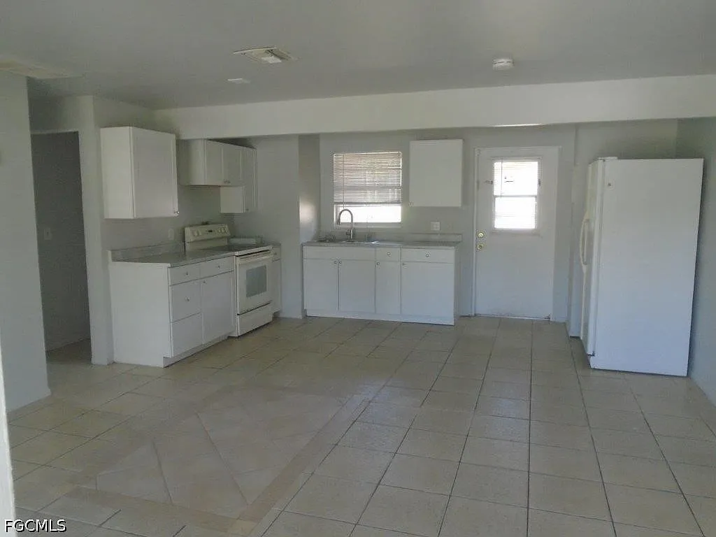 4 bed, 2.0 bath, 1600 sqft, $1,500 — Photo 2