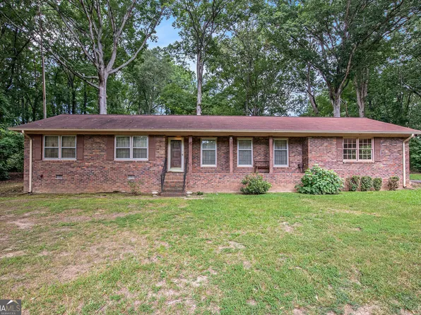228 Honeysuckle Dr, Commerce, GA 30529