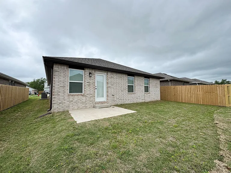 681 Kendra St — Photo 3