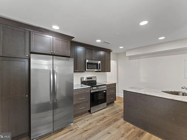116 E King St — Photo 11