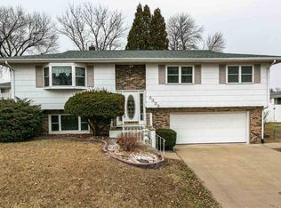 3335 Foothill Rd, Dubuque, IA 52002