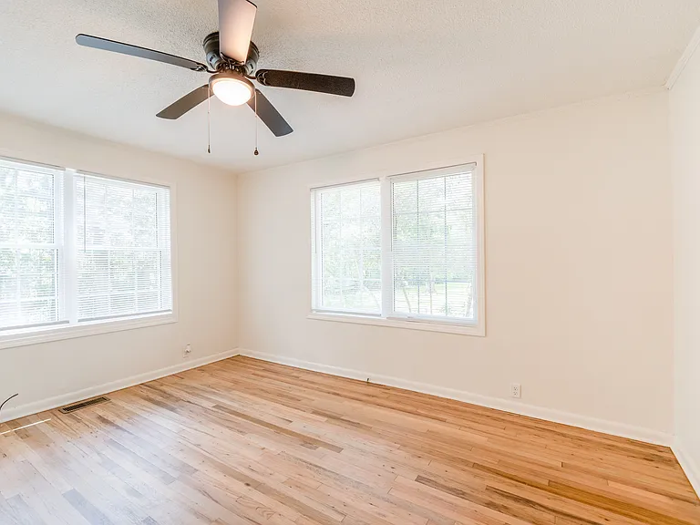 706 E Pinetree Blvd — Photo 43