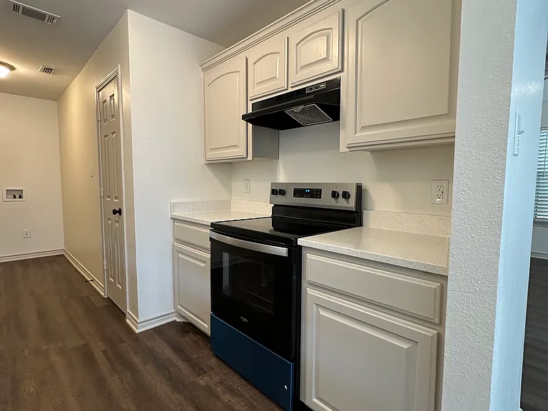 809 Sabine St — Photo 3