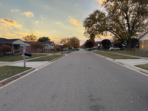 Exterior Neighborhood (street photo)