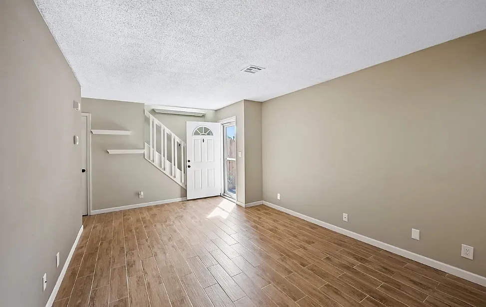5 bed, 1939 sqft, $4,500 — Photo 3