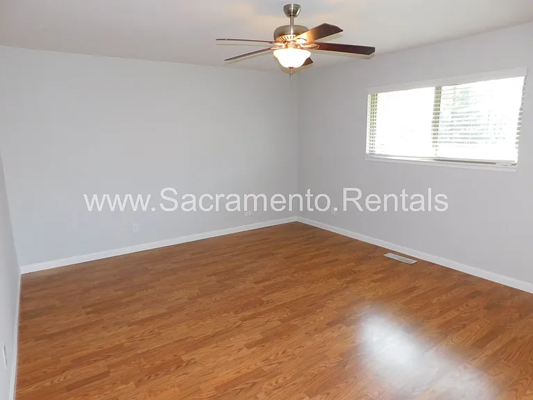 2637 Latham Dr — Photo 27