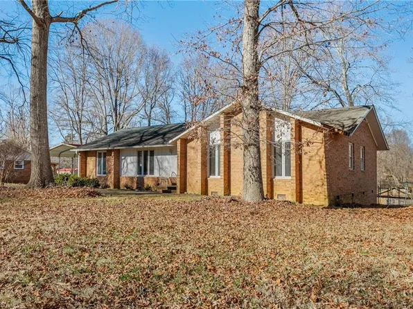 1105 Riveria Dr, Greensboro, NC 27406