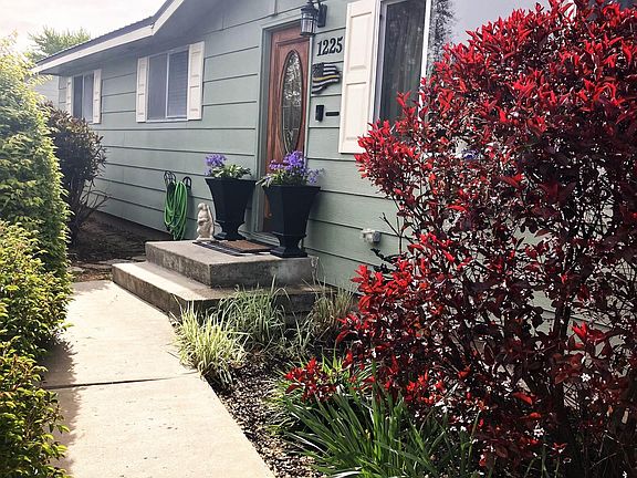 2nd image of 1225 Blaine St